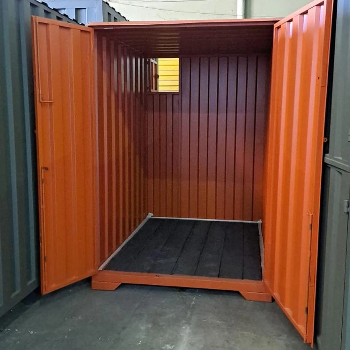Container depósito Multiloc com as portas abertas, mostrando o interior e o piso